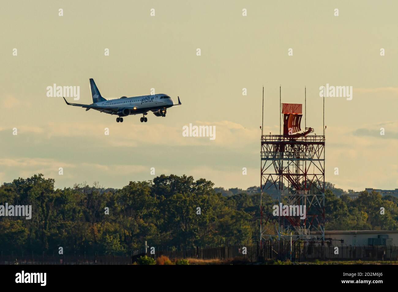 Washington DC, USA 10/03/2020: Un aereo Airbus A321 di Jet Blue Airlines sta atterrando per atterrare sull'aeroporto nazionale Ronald Reagan. Passa Foto Stock