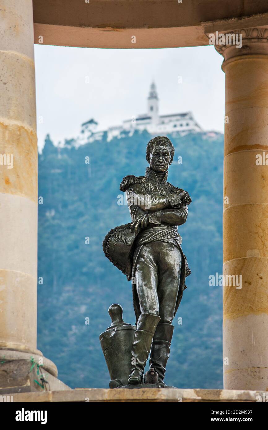 Statua di Simon Bolivar ubicata nel parco dei giornalisti di Gabriel Garcia Marquez a Bogotà. Questo monumento Simon Bolivar si trova vicino a Monserrate in Bogotá. Foto Stock