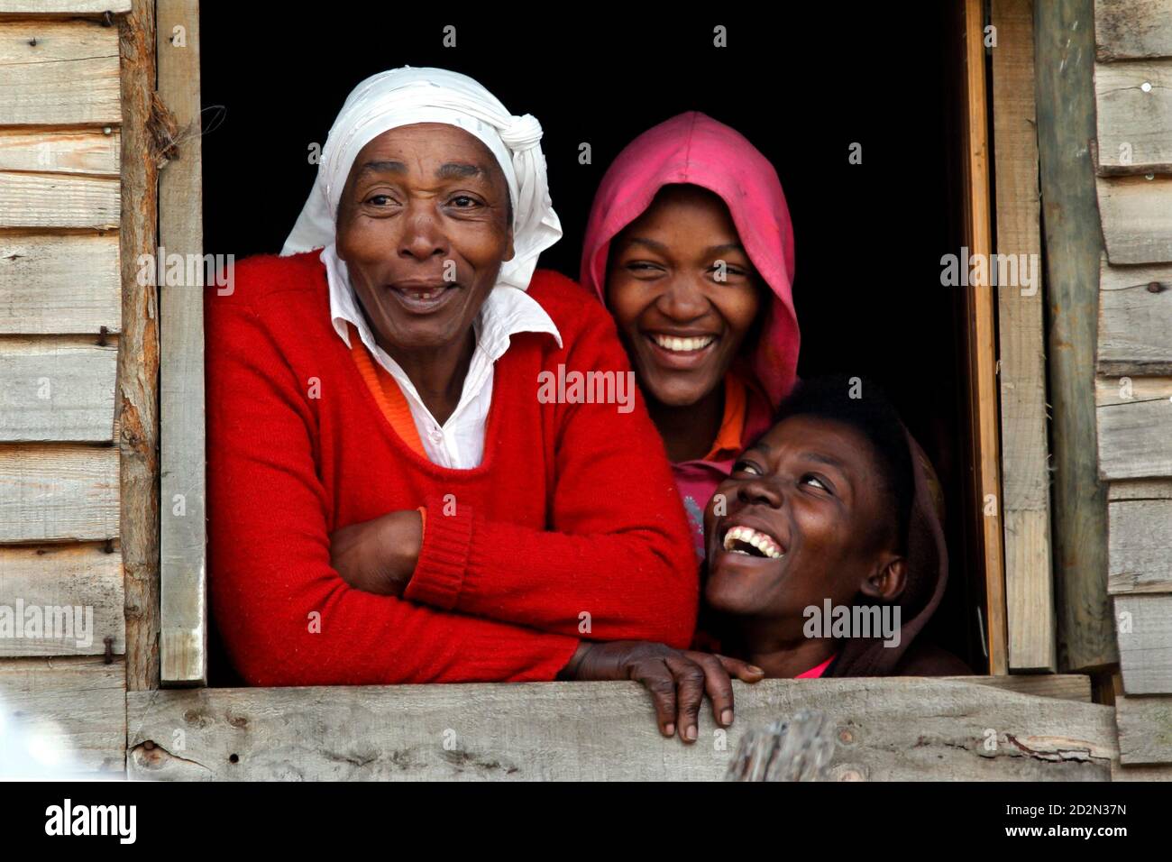 I residenti guardano fuori una finestra in una cittadina locale a Knysna, vicino a Città del Capo 13 giugno 2010. REUTERS/Charles Platiau (SUDAFRICA - Tag: SOCIETÀ) Foto Stock