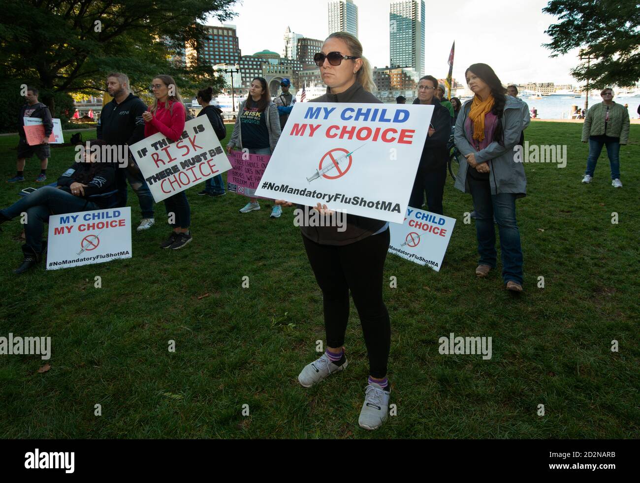 Fino a 100 persone si sono riunite il 5 ottobre 2020 al di fuori del tribunale degli Stati Uniti a Boston, Massachusetts, per protestare contro una legge statale del Massachusetts che impone a tutti i bambini che frequentano la scuola pubblica di essere stati vaccinati contro l'influenza. Foto Stock