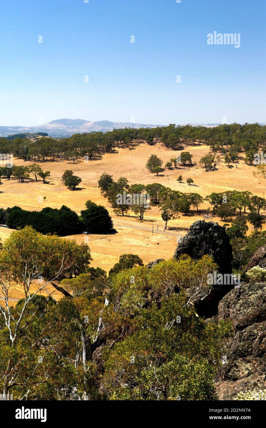 La vista dalla cima di Hanging Rock a Victoria, Australia. La siccità della campagna è chiara. Reso famoso dal film picnic a Hanging Rock. Foto Stock