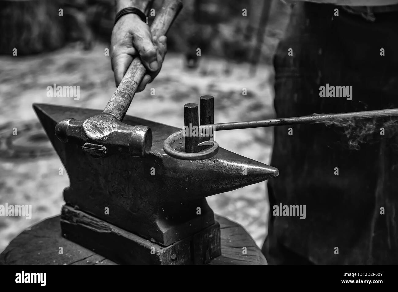 Il ferro incandescente in una vecchia fucina di metallo, industria dettaglio Foto Stock
