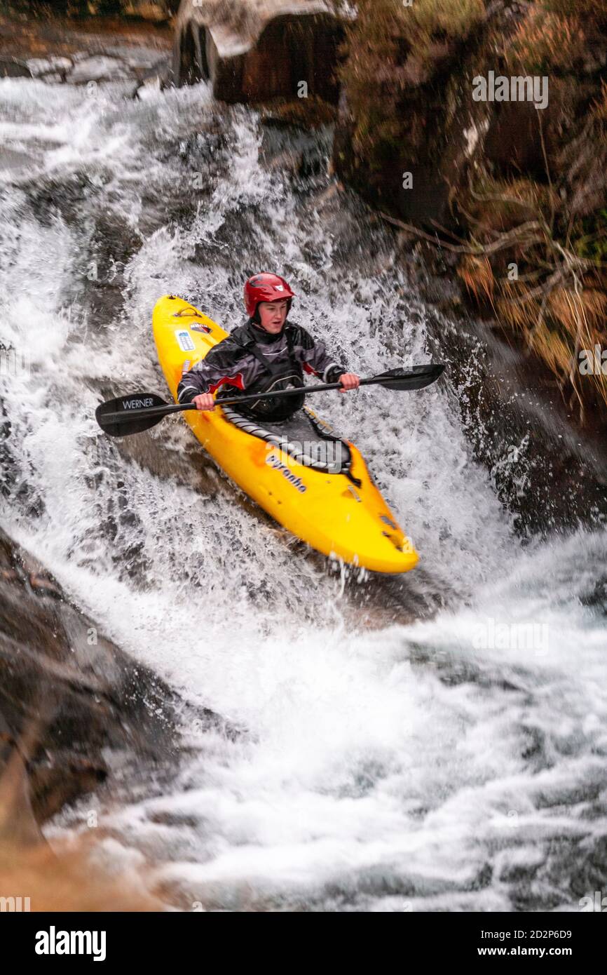 Canoista in acqua bianca, Snowdonia, Galles del Nord Foto Stock