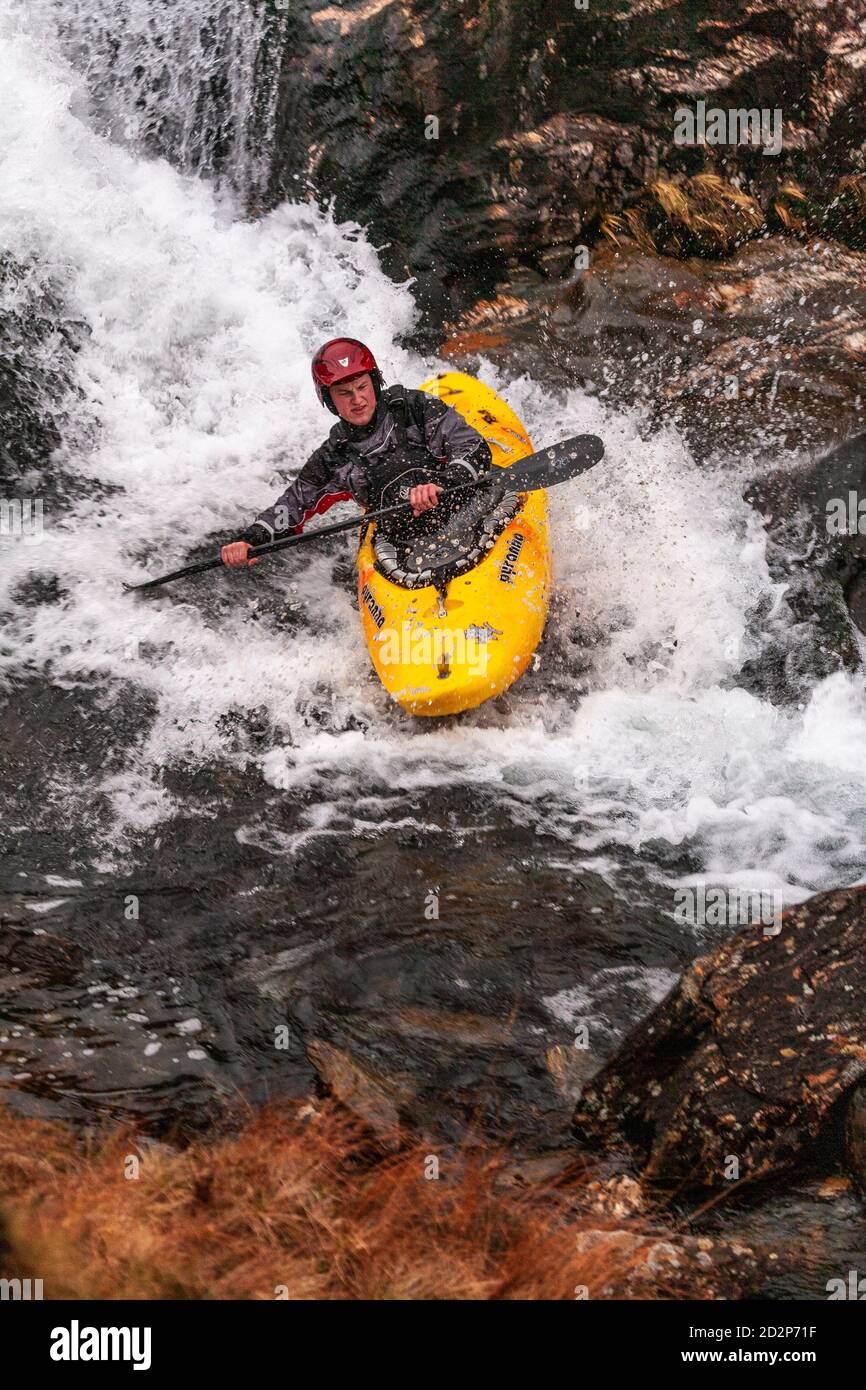 Canoista in acqua bianca, Snowdonia, Galles del Nord Foto Stock