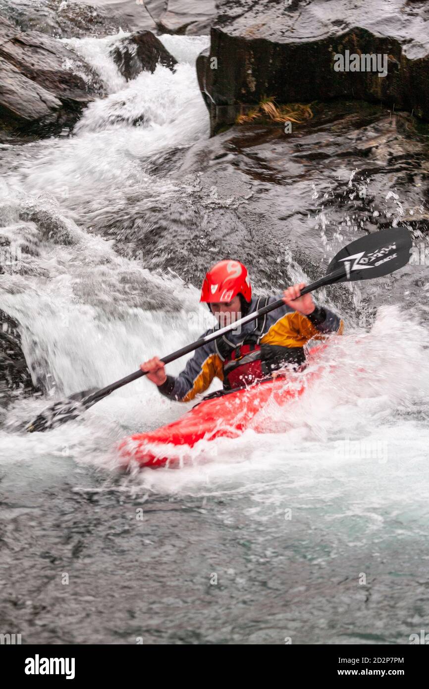 Canoista in acqua bianca, Snowdonia, Galles del Nord Foto Stock