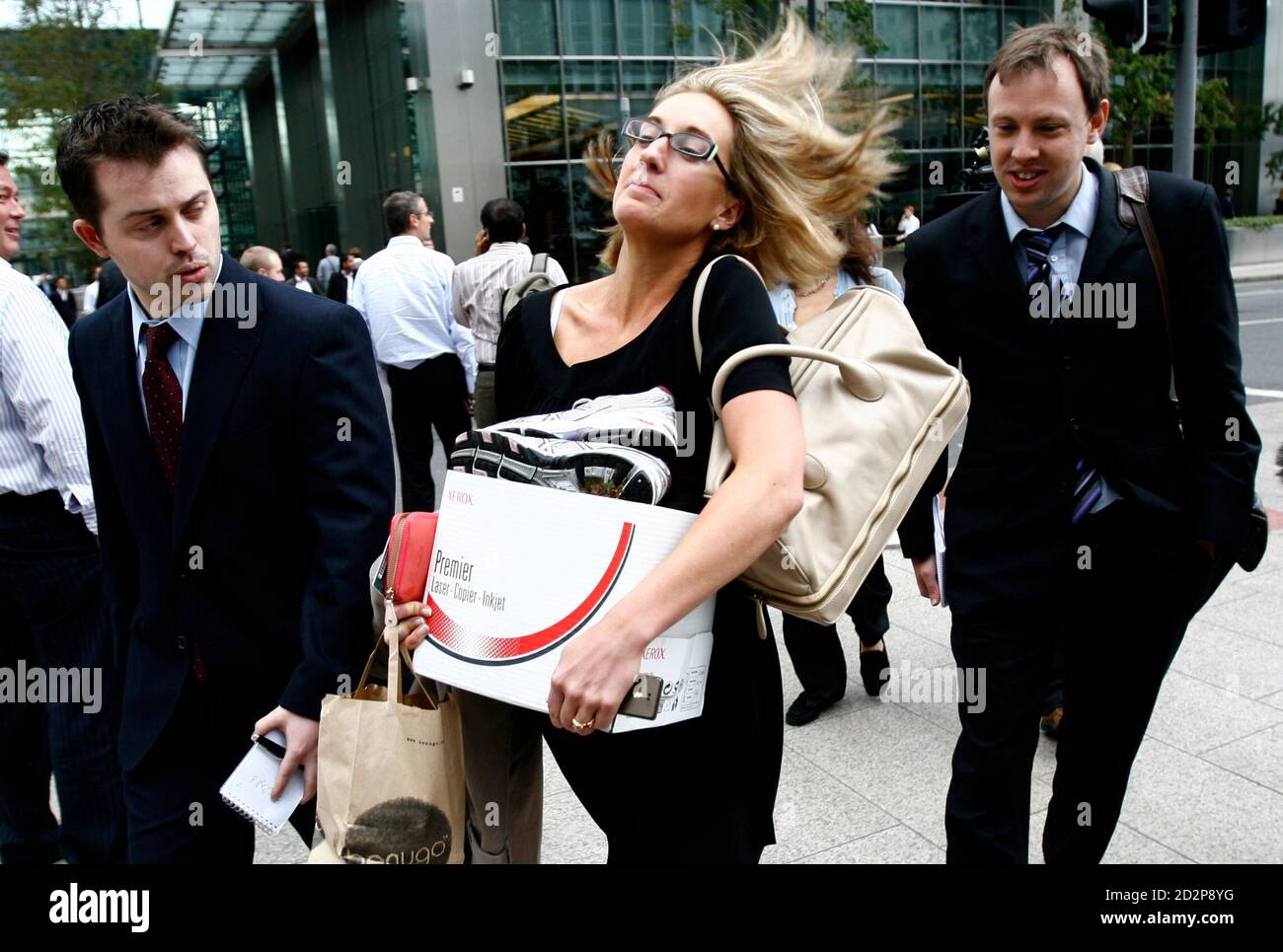 A worker carries a box as she walks away from the office of the U.S. investment bank Lehman Brothers in the Canary Wharf district of London in this September 15, 2008 file photo. For months, the staff and consultants have sorted through a maze of derivatives contracts, real estate and other assets that were left in chaos on the morning of Sept. 15, 2008, when the 158-year-old Wall Street firm sought bankruptcy protection and helped trigger a near-collapse of the global financial system. To match feature LEHMAN/RUBBLE      REUTERS/Andrew Winning/Files   (BRITAIN BUSINESS) Foto Stock