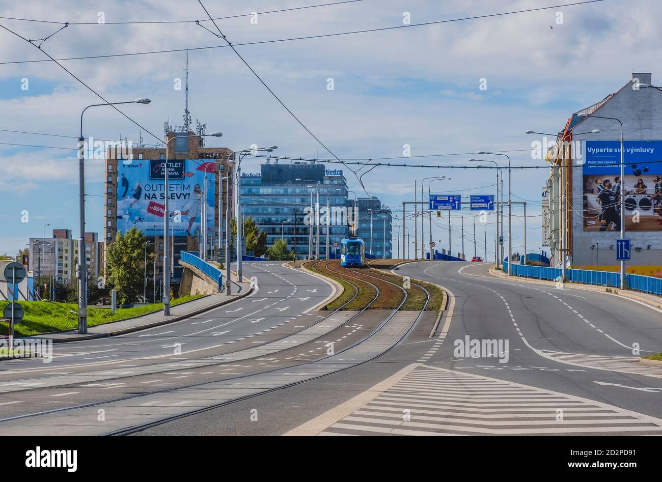 OSTRAVA / REPUBBLICA CECA - 29 SETTEMBRE 2019: Strada con tram e auto a Ostrava Foto Stock