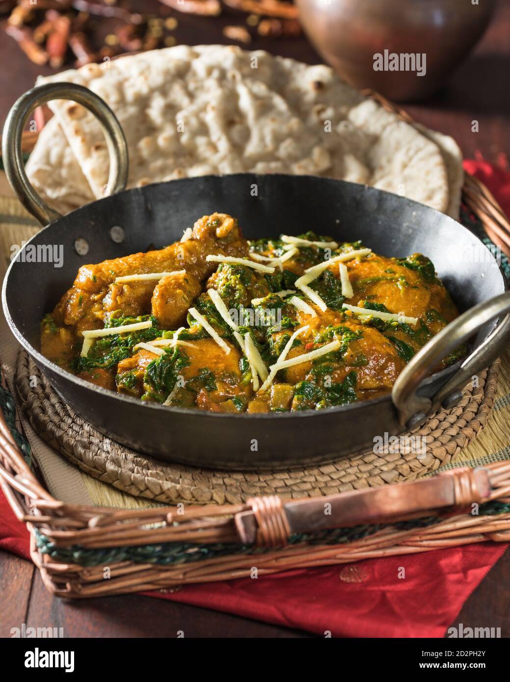 Palak mormorano. Pollo e curry di spinaci. India alimentare Foto Stock