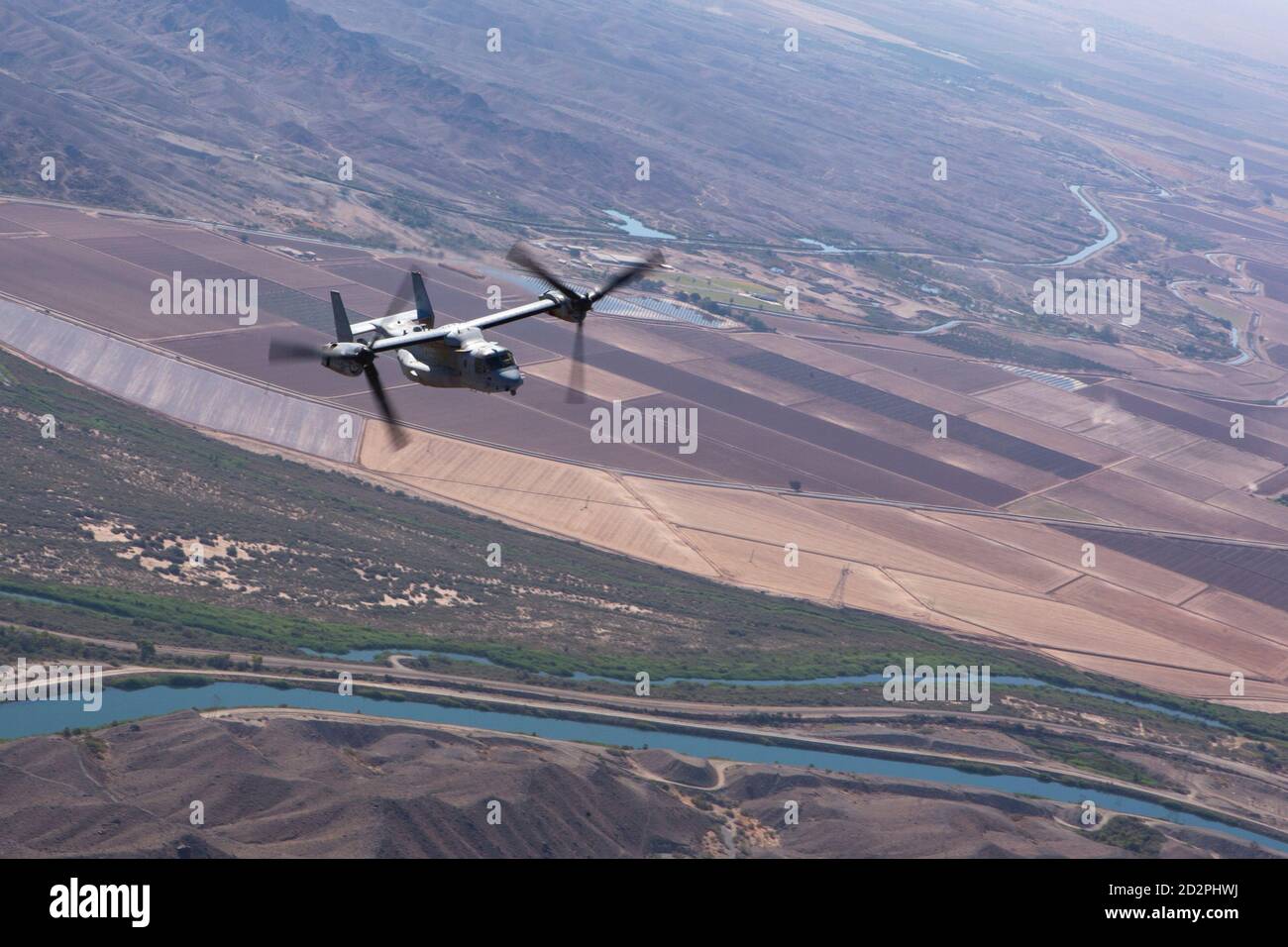 Un US Marine Corps MV-22B Osprey, assegnato a Marine Aviation Weapons and Tactics Squadron One (MAWTS-1), vola durante il corso di addestramento di armi e tattiche (WTI) 1-21 a Yuma, Arizona, 2 ottobre 2020. Il corso WTI è un evento di formazione della durata di sette settimane ospitato da MAWTS-1, che fornisce formazione tattica avanzata standardizzata e certificazione delle qualifiche degli istruttori di unità per supportare la formazione e la preparazione dell'aviazione marina, e assiste nello sviluppo e nell'utilizzo di armi e tattiche per l'aviazione. (STATI UNITI Marine Corps foto di CPL. Juan Dominguez) Foto Stock