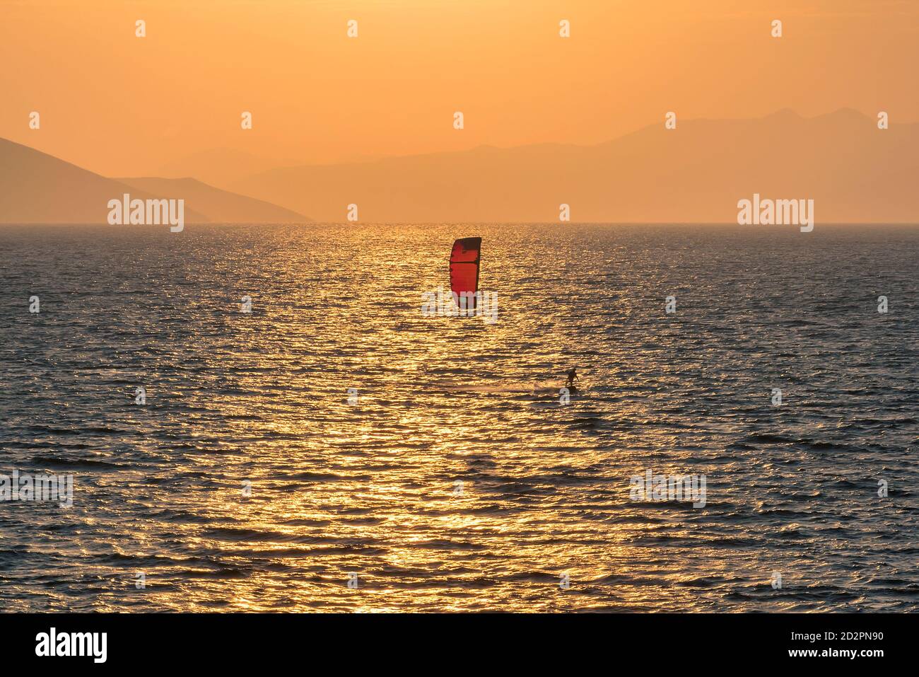 Kite surf al tramonto in mare bellissimo, nell'isola. Foto Stock