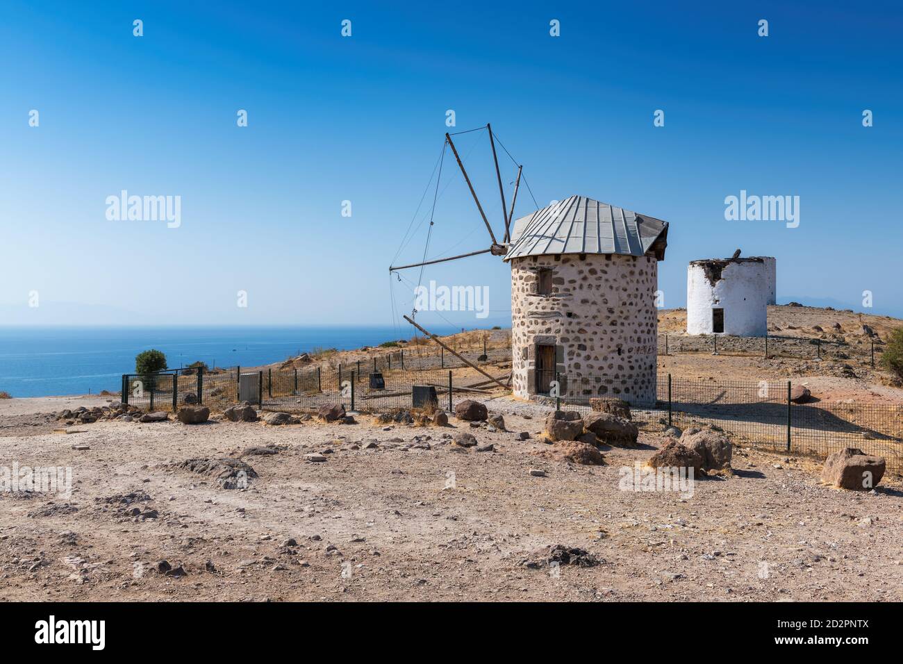 Vecchio mulino a vento in autunno giorno di sole, Bodrum, Turchia. Foto Stock