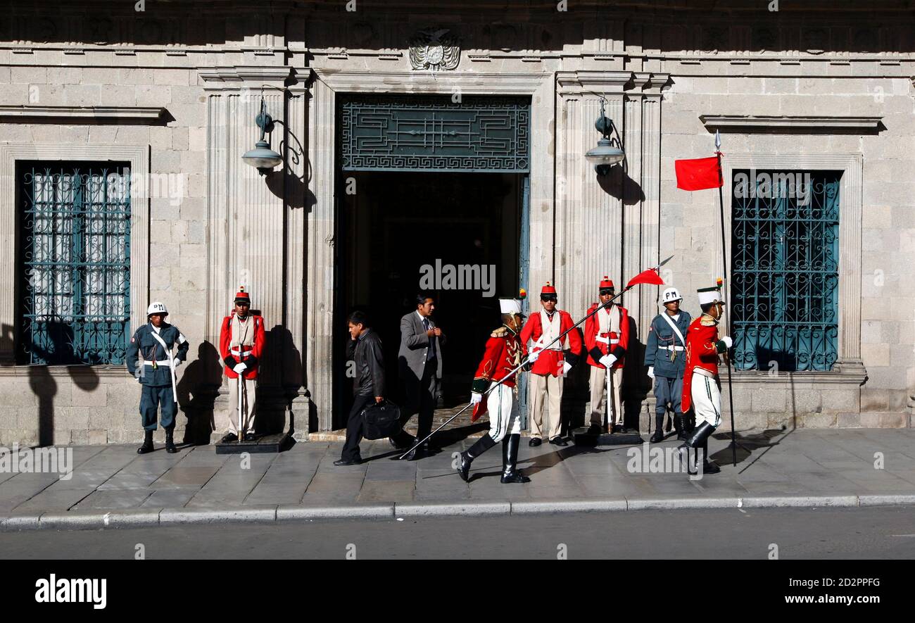 Cambio delle guardie al di fuori del Palacio Quemado (Palazzo del Governo Boliviano). L'edificio si trova in Plaza Murillo a la Paz in Bolivia. Foto Stock