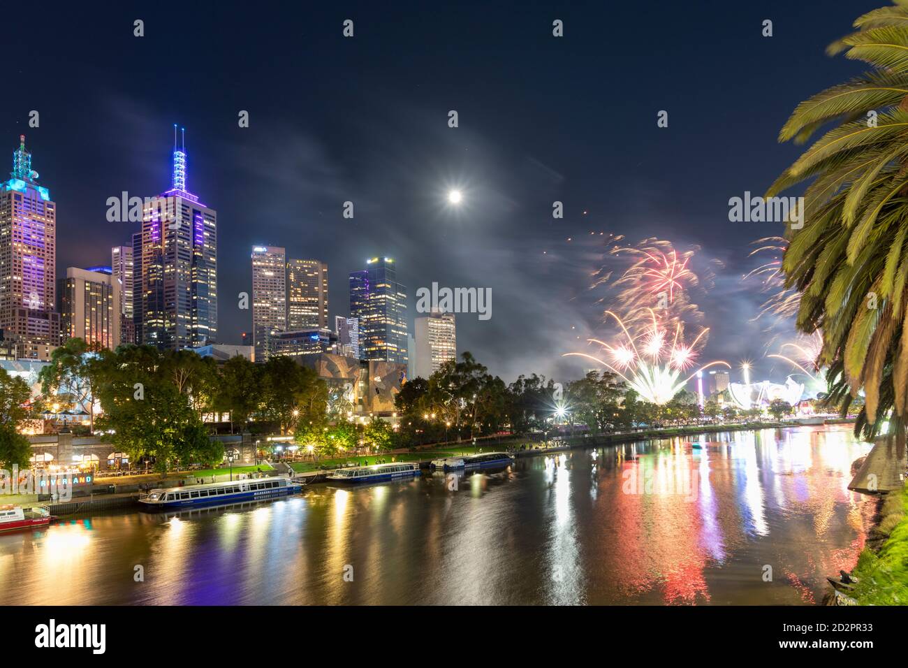 Fuochi d'artificio illuminano la città e il fiume Yarra durante Moomba. Foto Stock