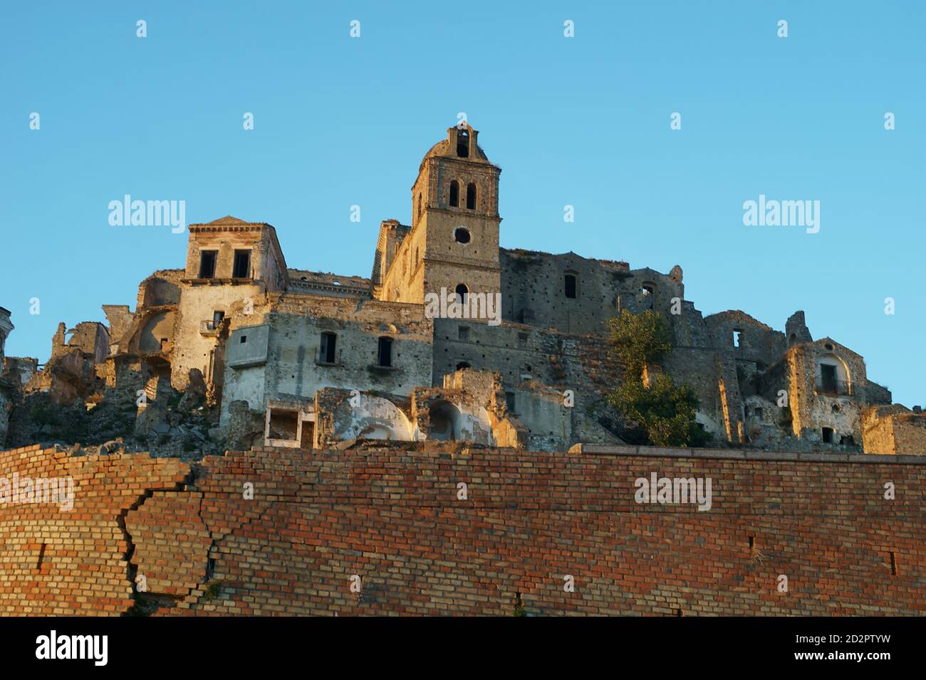 Paesaggio urbano del villaggio desertato di Cracovia, vicino a Matera, Basilicata, Italia Foto Stock