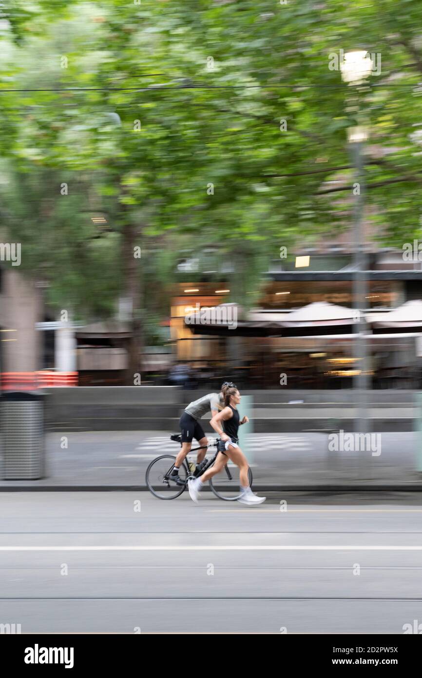 Corridore e ciclista in Swanston Street. Foto Stock