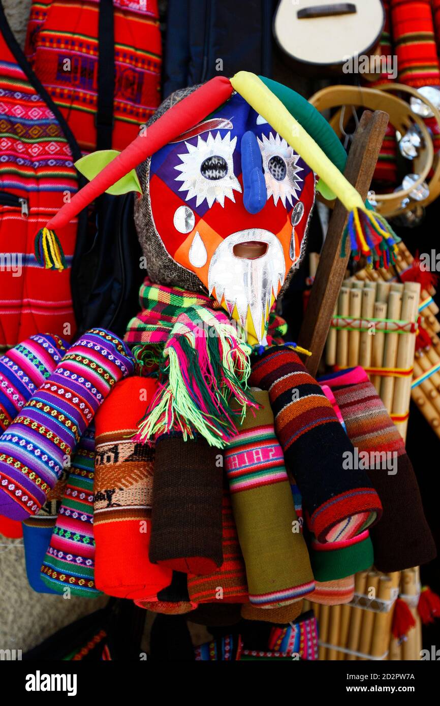 Una maschera colorata e tessuto in vendita in un negozio al mercato delle streghe a la Paz, Bolivia. Il mercato è gestito da medici streghe locali noti come yatiri. Foto Stock