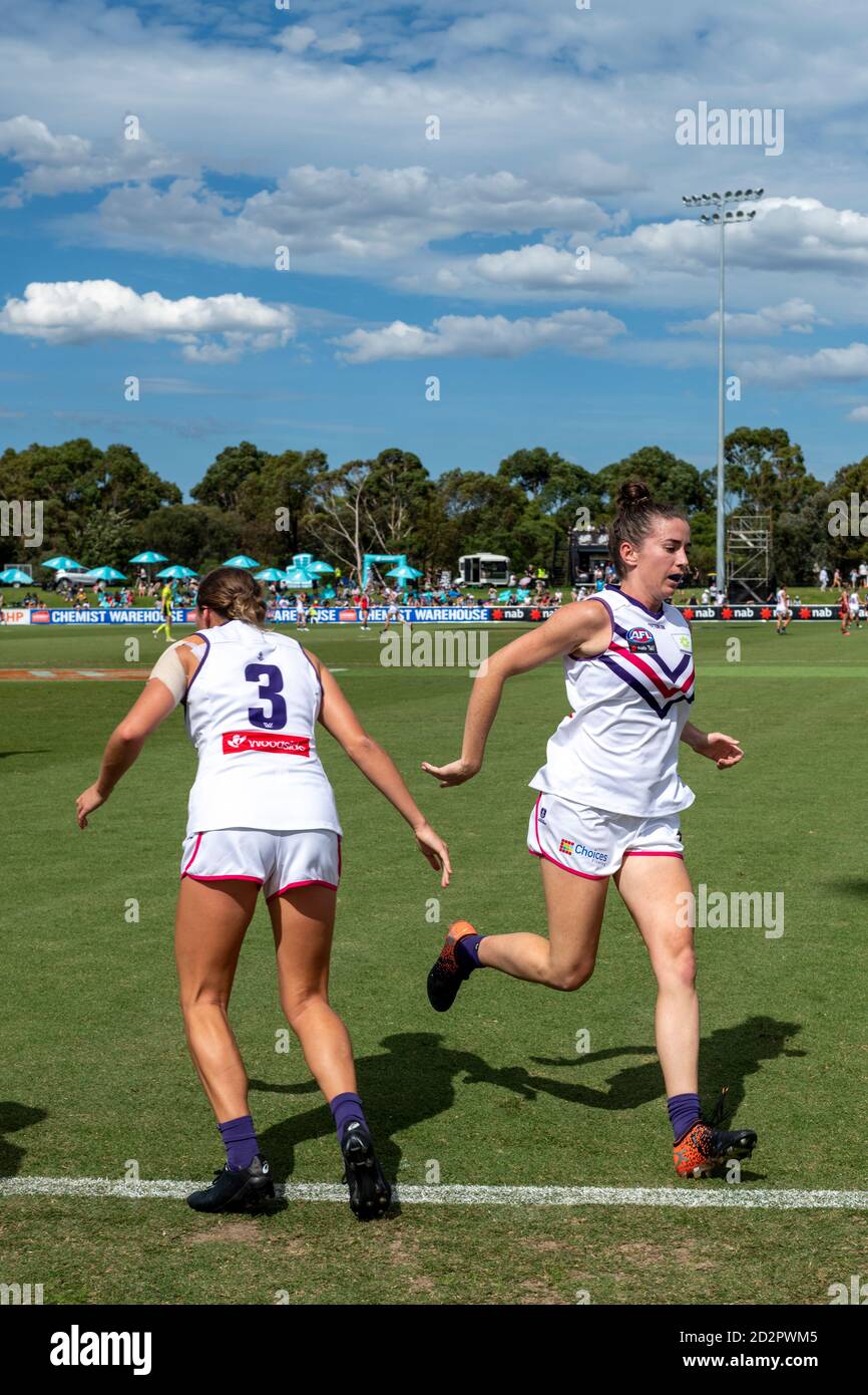 Le donne tag come uno sostituisce un altro durante una partita nella Women's Australian Football League. Foto Stock