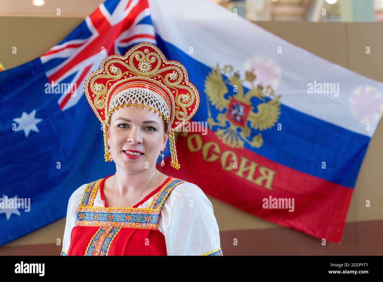 Una donna in abito tradizionale posa durante il Melbourne Russian Festival. Foto Stock