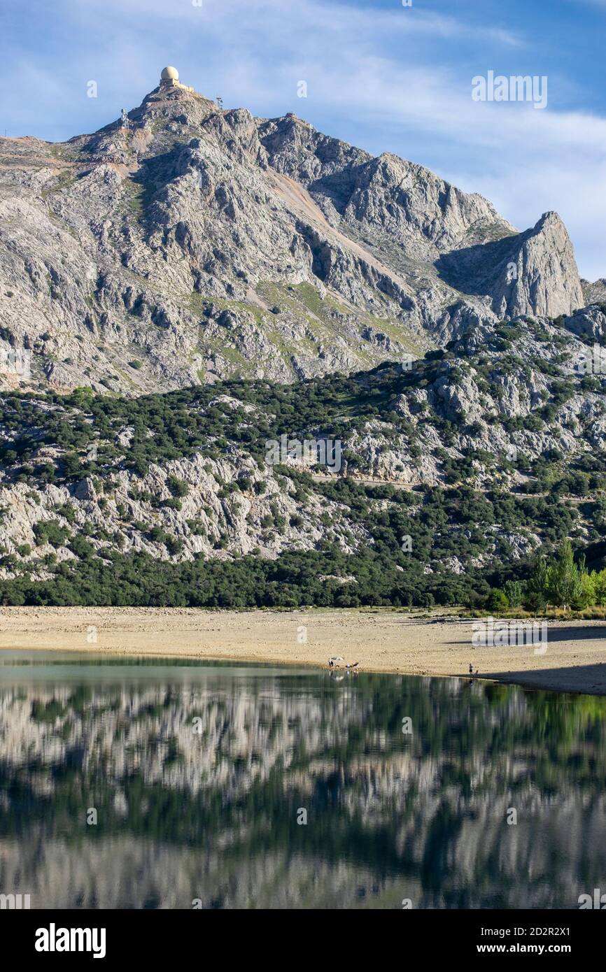 Puig major reflejado en el embalse artificial de Cúber, Paraje natural de la Serra de Tramuntana, Maiorca, Isole baleari, Spagna Foto Stock