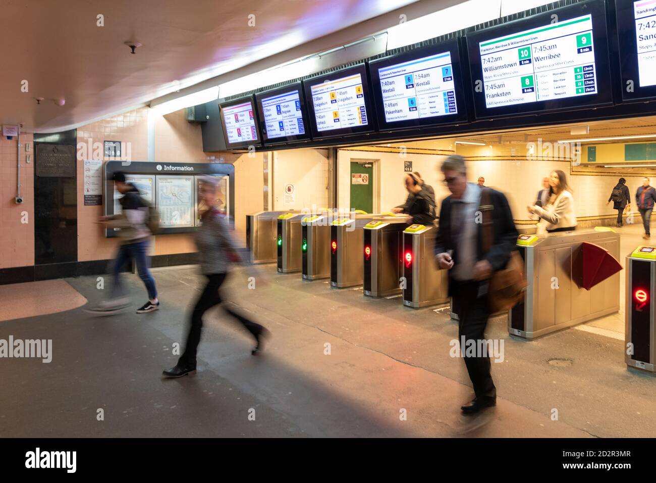I pendolari lasciano la stazione ferroviaria di Flinders Street a Melbourne. Foto Stock