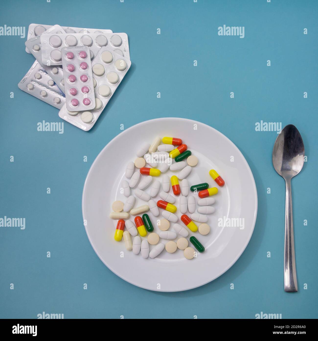 Piastra con aspirina e antibiotici su fondo blu. Concetto di farmacologia,  abuso di farmaci. Dimensione quadrata Foto stock - Alamy