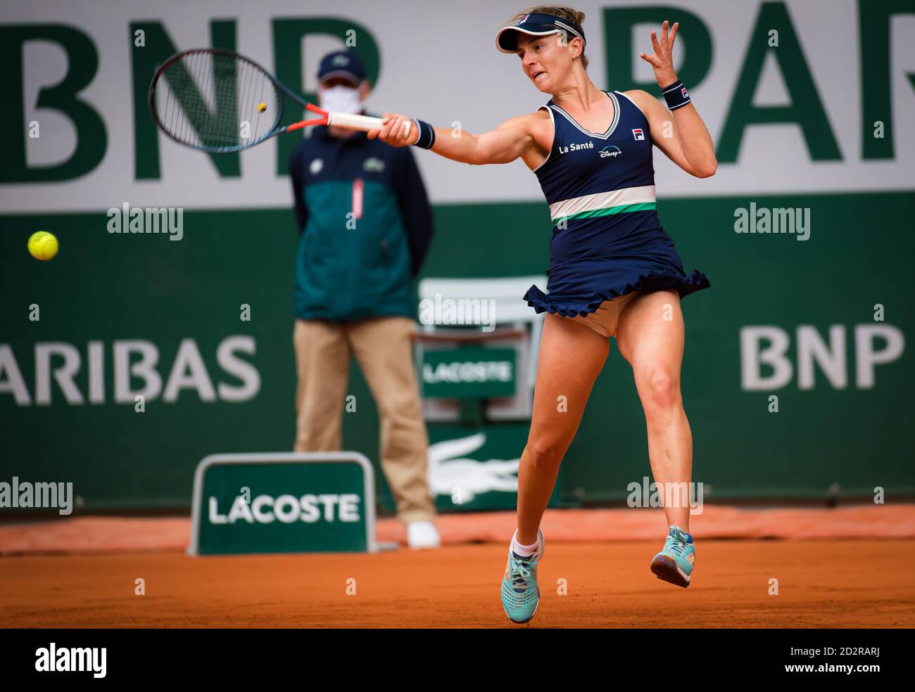 adia Podoroska dell'Argentina in azione contro Elina Svitolina dell'Ucraina durante il quarto-finale al Roland Garros 2020, Grand Slam tennis to Foto Stock