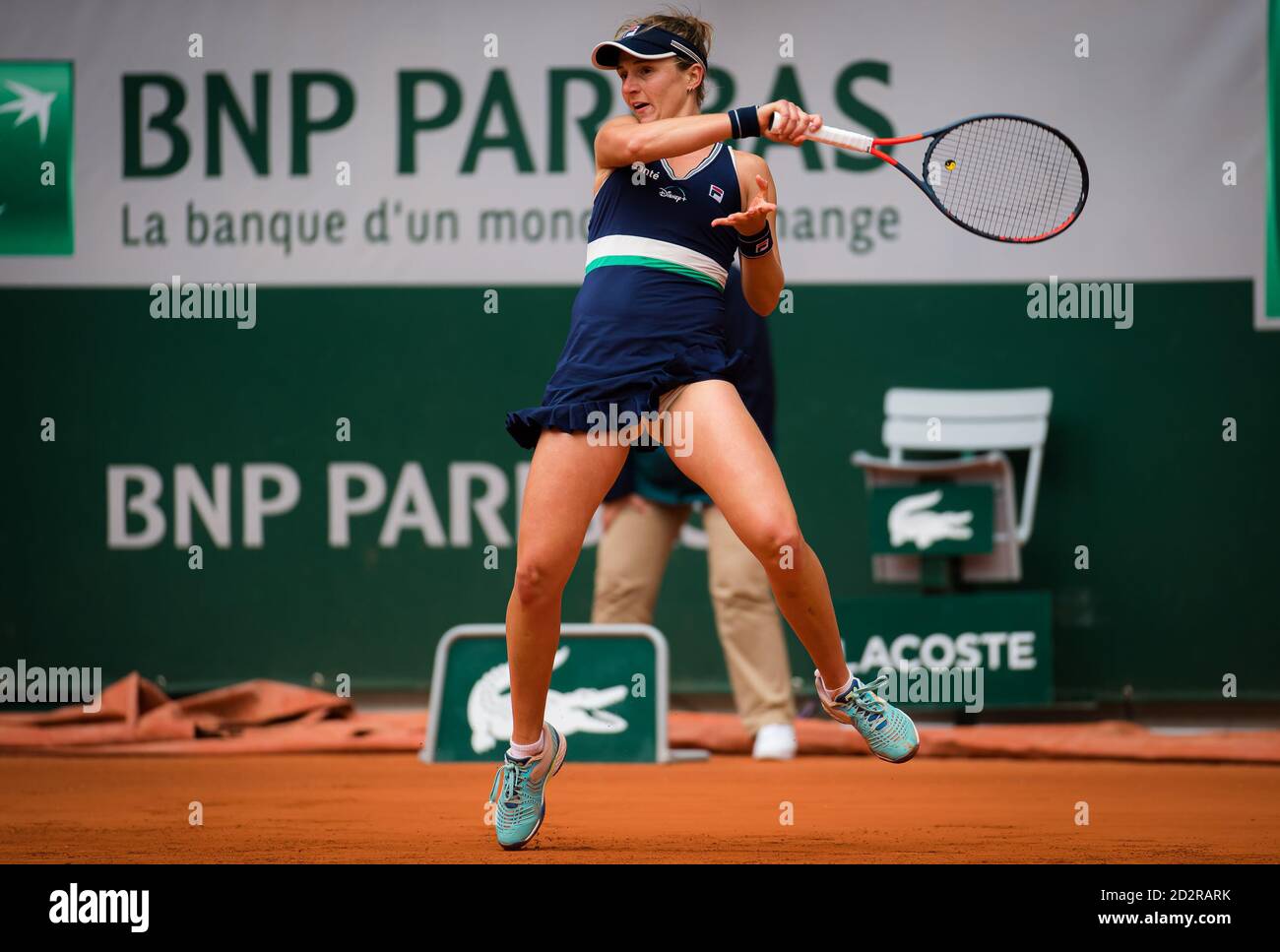adia Podoroska dell'Argentina in azione contro Elina Svitolina dell'Ucraina durante il quarto-finale al Roland Garros 2020, Grand Slam tennis to Foto Stock