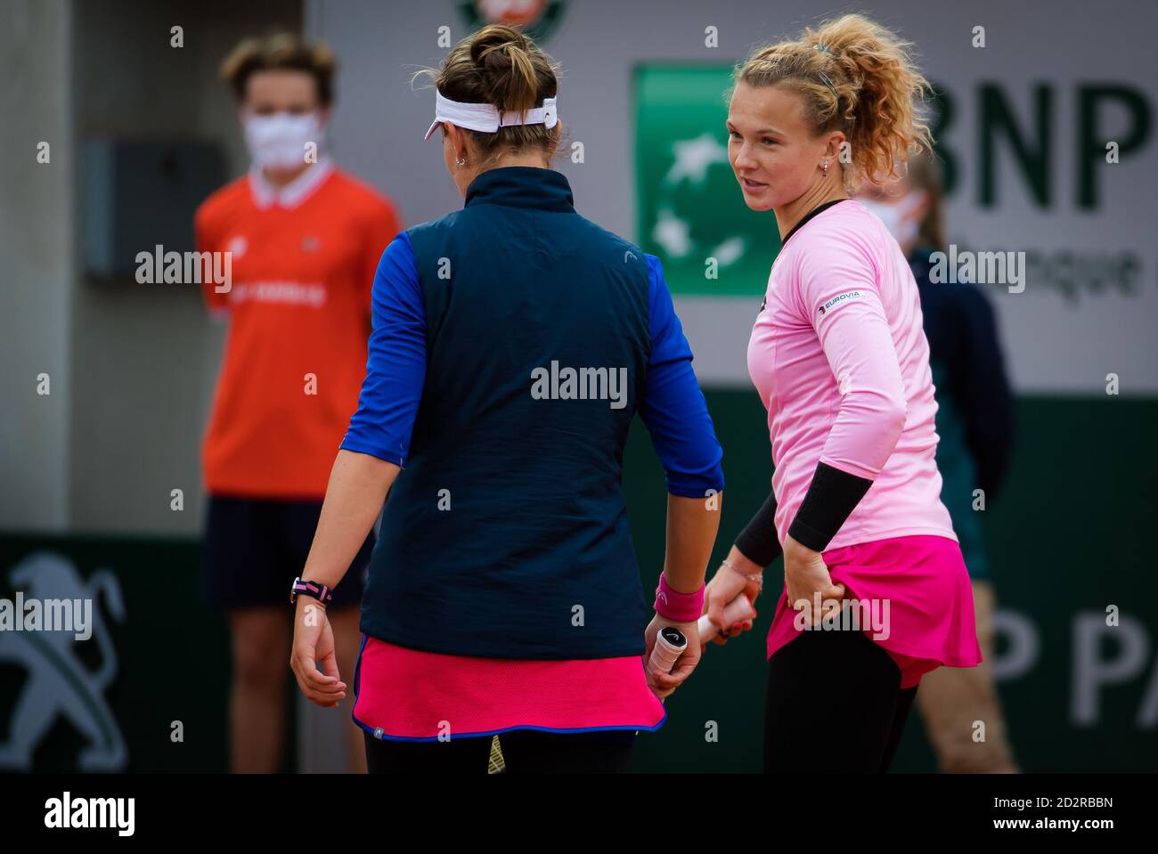 arbora Krejcikova e Katerina Siniakova della Repubblica Ceca durante la doppia finale al Roland Garros 2020, Grand Slam Tennis Tourname Foto Stock