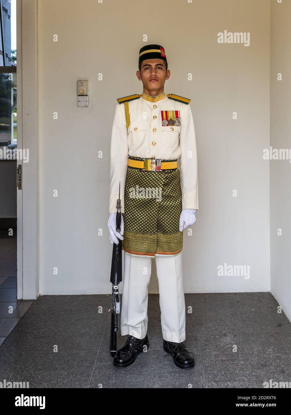 Kuala Lumpur, Malesia - 2 dicembre 2019: Una guardia reale nel Palazzo Nazionale di Kuala Lumpur sta vegliando nel suo turno prima del canto dell'orologio Foto Stock