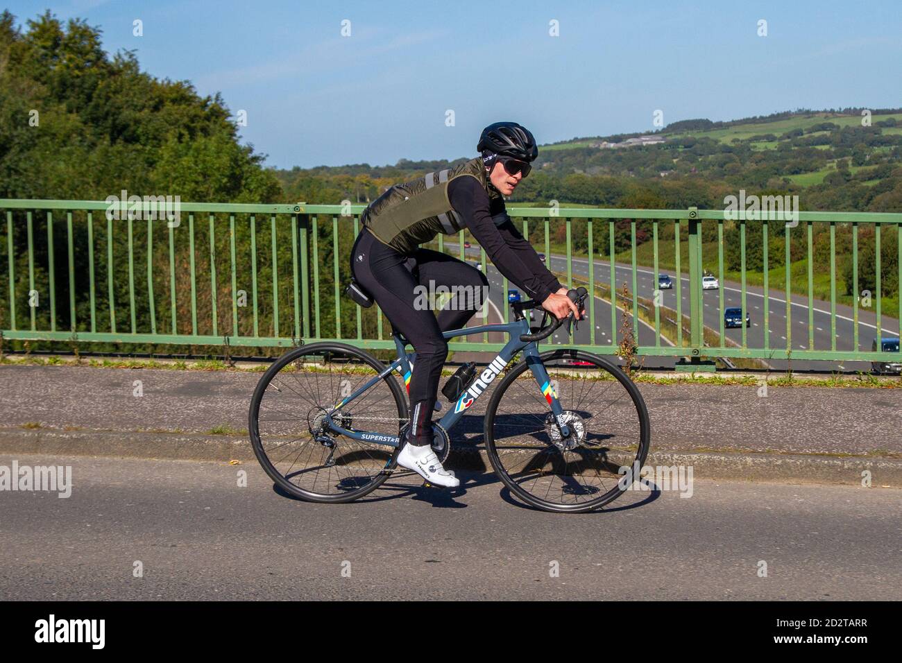 Ciclista maschile equitazione Cinelli Superstar bici da strada sport bici  da strada su strada percorso di campagna che attraversa il ponte  autostradale nella campagna Lancashire, Regno Unito Foto stock - Alamy