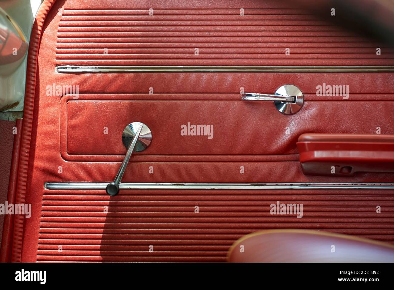 Particolare di auto d'epoca con porta in pelle e metallo lucido maniglie parcheggiate in una giornata di sole in città Foto Stock