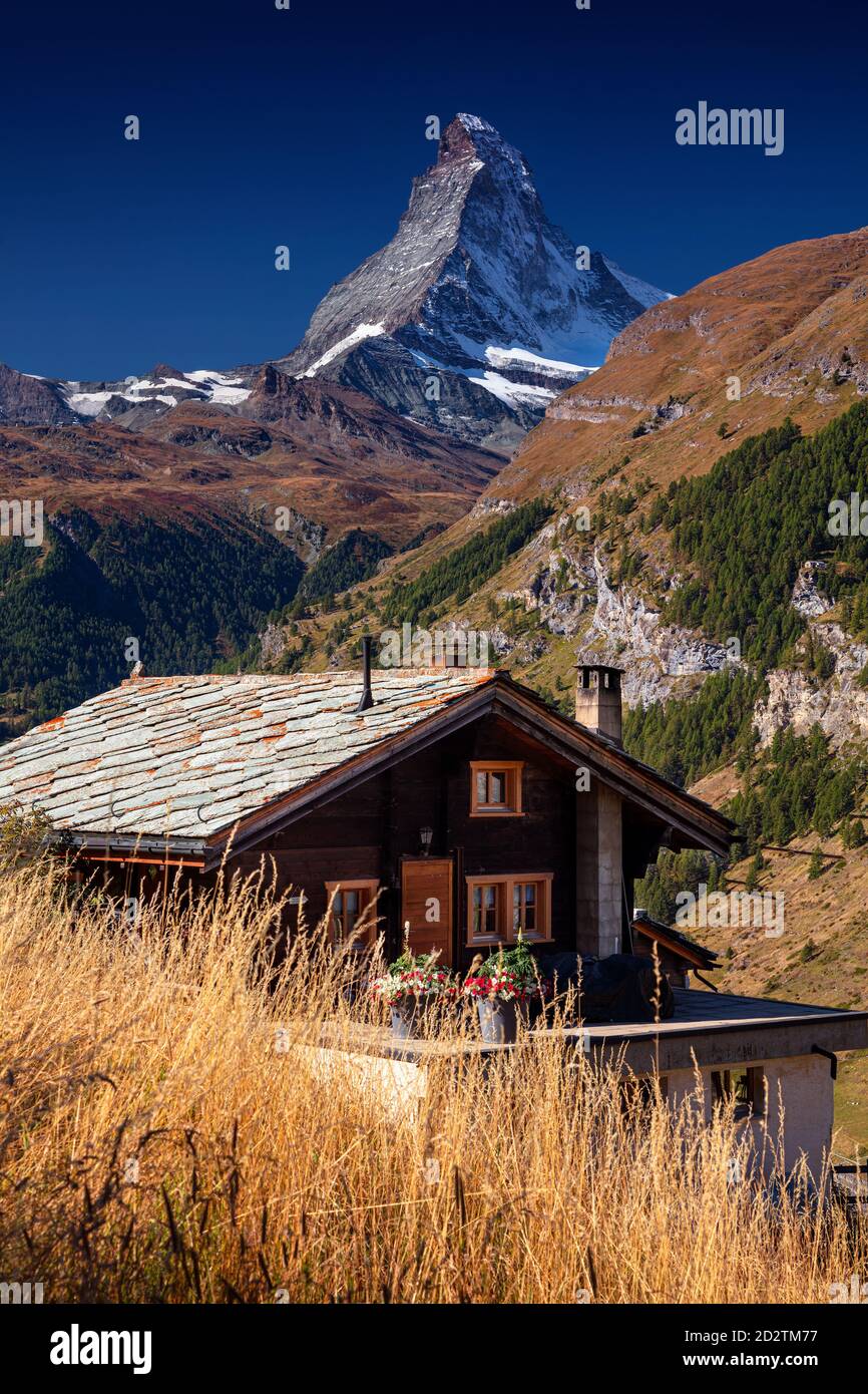 Cervino, Alpi svizzere. Immagine paesaggistica delle Alpi svizzere con il Cervino durante la bella alba autunnale. Foto Stock