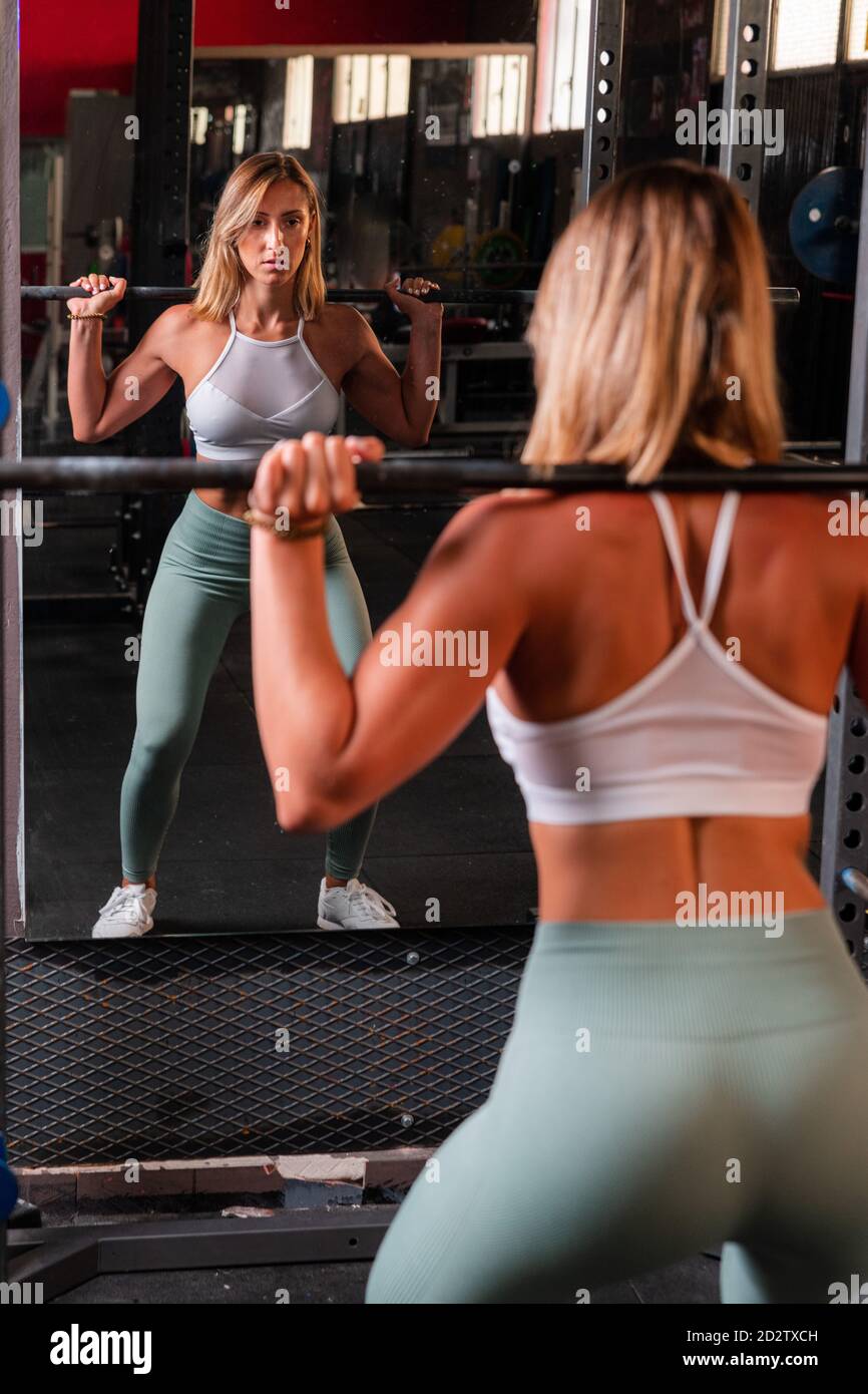 Back view female bodybuilder immagini e fotografie stock ad alta  risoluzione - Alamy