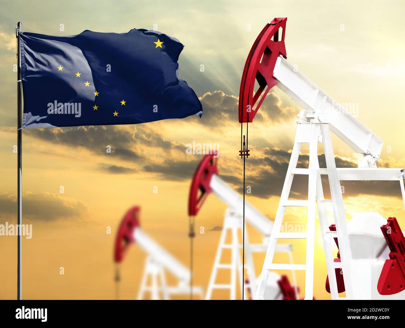 Le piattaforme petrolifere sullo sfondo del cielo colorato e di un flagpole con la bandiera dello stato dell'Alaska. Il concetto di produzione di petrolio, minerali, sviluppo o Foto Stock