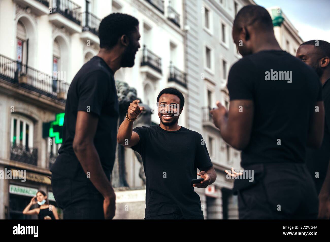 Amici di razza nera felici che si affacciano in città in una giornata estiva. Foto Stock