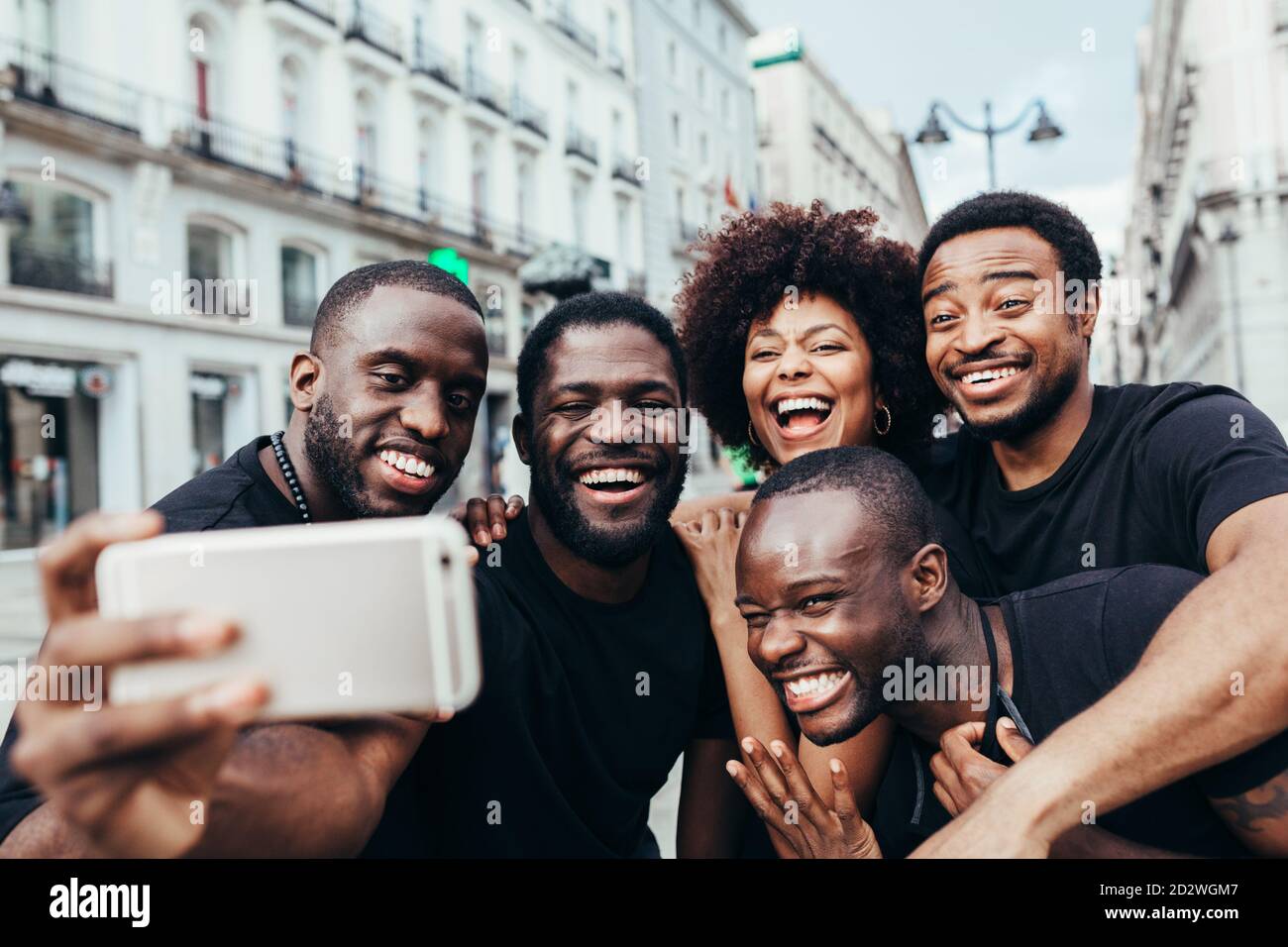 Gruppo di amici di razza nera che prendono un selfie Foto Stock