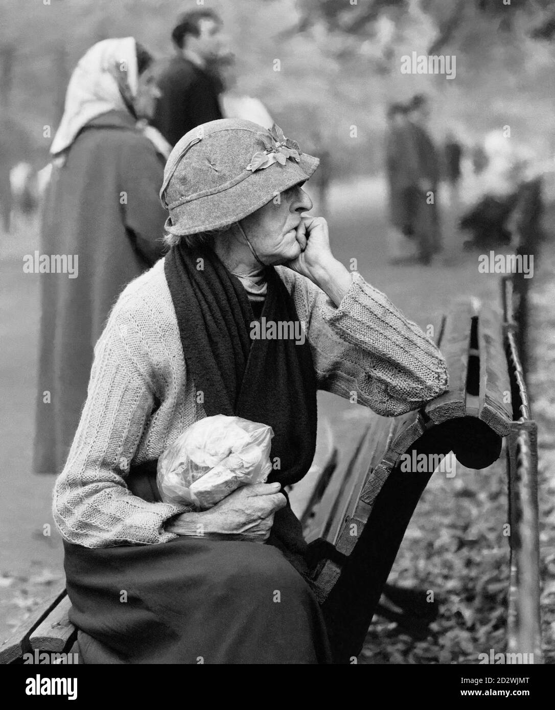 Anziano pensionato seduto su una panchina del parco a Londra. Foto Stock