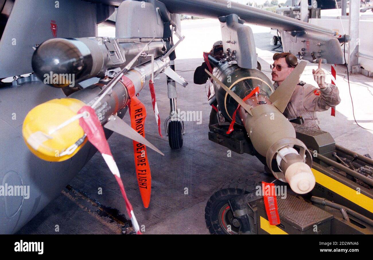 La RAF Ground Crew carica un altro missile guidato da laser su un jet Harrier prima che il suo inizio per un altro raid sopra la Bosnia dalla sua base nel sud Italia oggi (Thur). Foto Stock