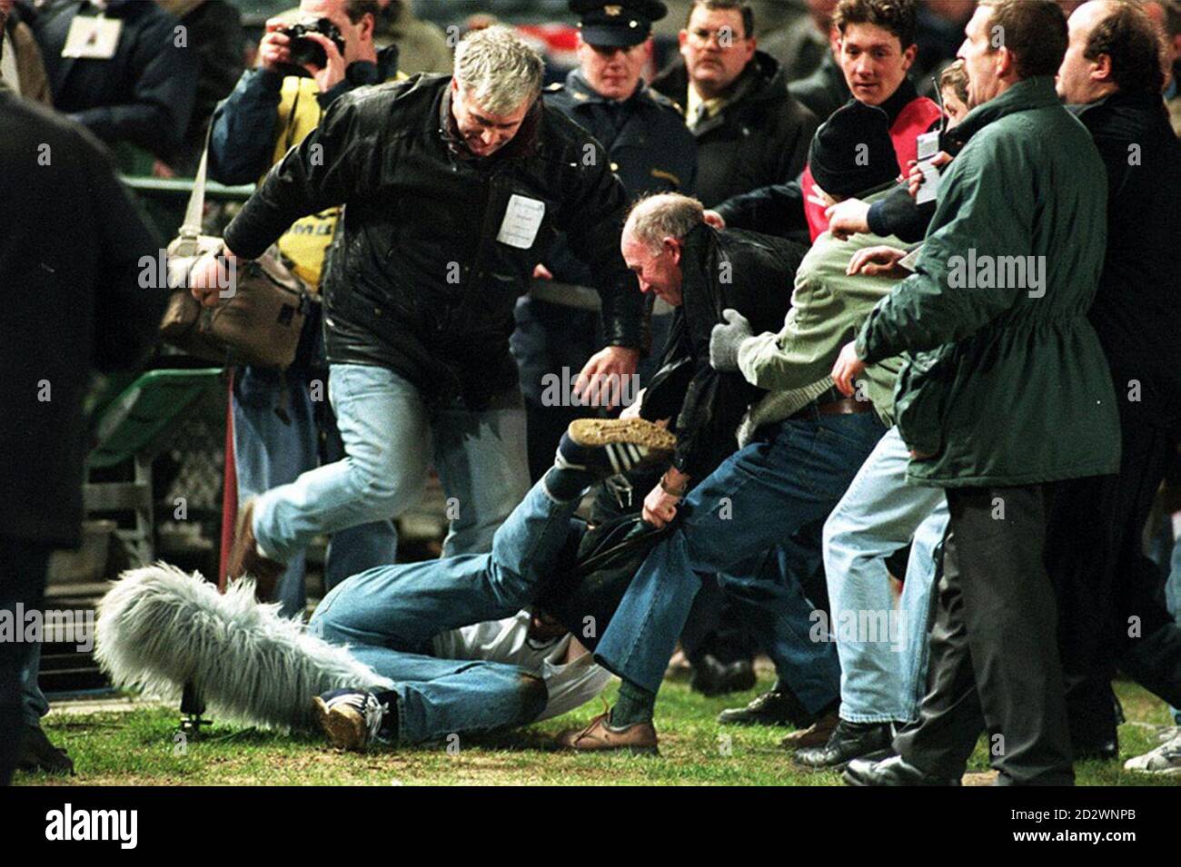 DUB 4: DUBLINO: 16.02.95: I fan rivali si attaccano durante la partita di ieri sera (mercoledì) Repubblica d'Irlanda contro Inghilterra a Landsdowne Road a Dublino. Vedi PA Story IRISH Soccer. PA NEWS, Martin McCullough. Foto Stock