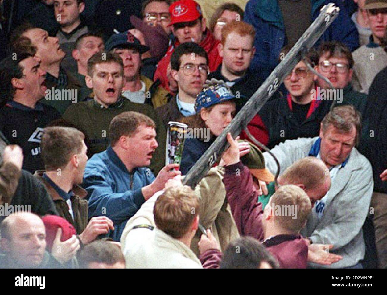 PAP DUB 1 15.2.95. DUBLINO: Guai erutta nella folla durante la partita di stasera (mercoledì) Inghilterra contro Irlanda allo stadio Lansdow Road di Dublino. Guarda la storia di PA IRISH Soccer. PA News, Martin McCullough/in. Foto Stock