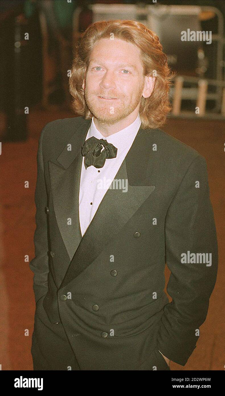 PAP 44 3.11.94 LONDRA: Attore / regista Kenneth Branagh arriva al galà di apertura notturna del London Film Festival a Odeon, Leicester Square, dove il suo nuovo film, Mary Shelley's Frankenstein ha debuttato stasera (Giovedi).PA NEWS/ Fiona Hanson /fh. Foto Stock