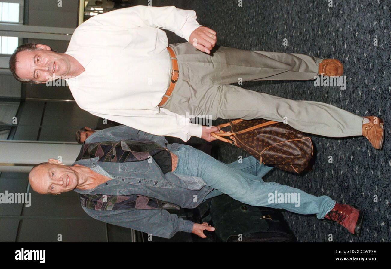 Michael Barrymore con il suo produttore Maurice Leonard quando sono tornati all'aeroporto di Heathrow da Chicago questa mattina (sabato). Foto Stock