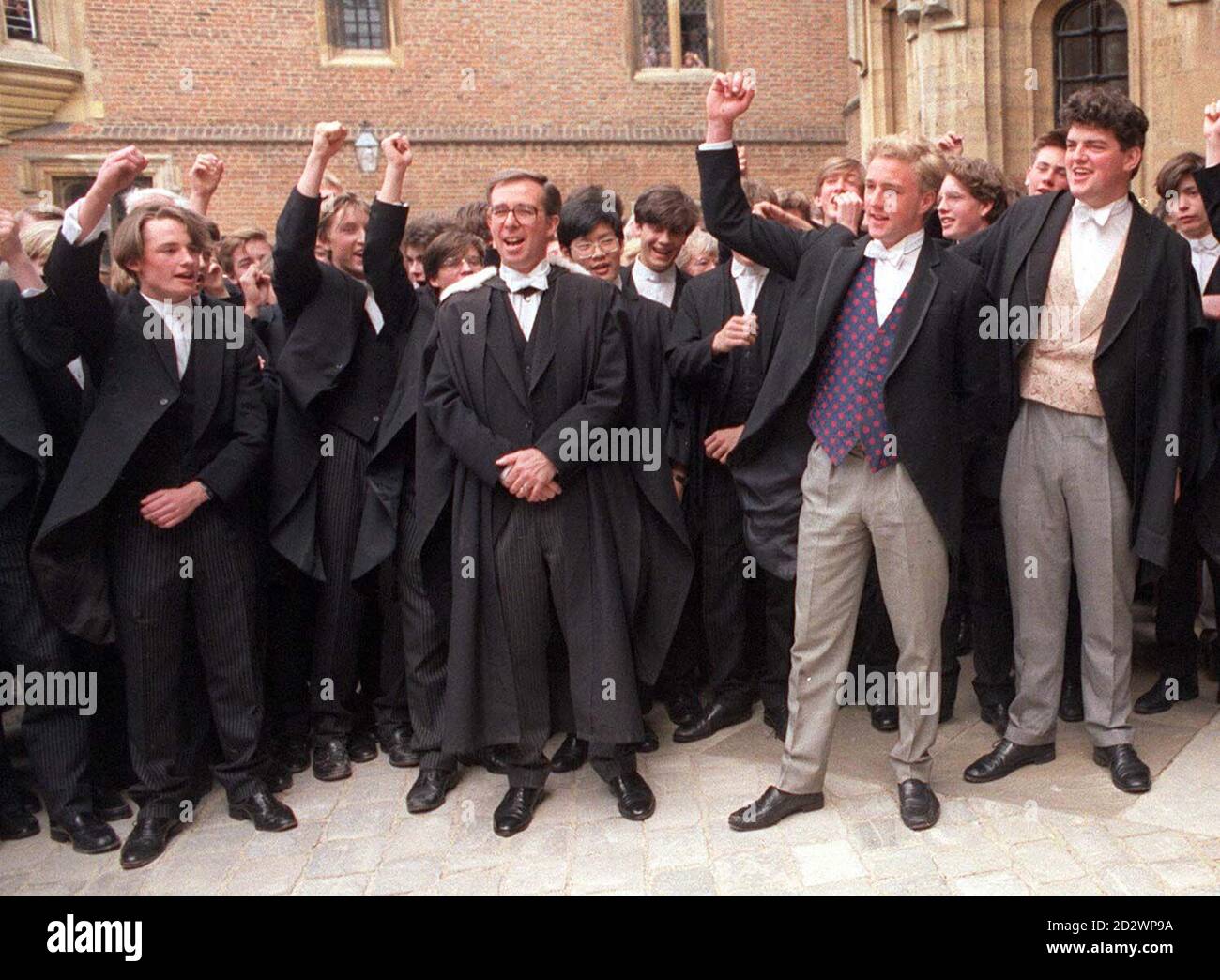 Filer della biblioteca rif 237219-2, datato 29.5.90, degli allievi alla scuola di Eton che acclamano la regina durante la sua visita all'istitiution di 555-year-old. Il nipote della regina, il principe Guglielmo, si presenterà alla scuola questo pomeriggio (mercoledì), pronto per le lezioni di domani. GUARDA LA STORIA DI ROYAL WILLIAM, PENNSYLVANIA. Foto Stock