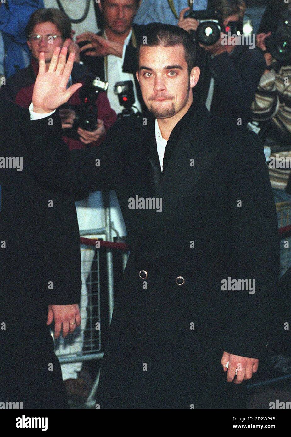 L'ex Take that star Robbie Williams arriva ai National Television Awards,  che si sono tenuti a Wembley Grand Hall, Londra * 13/02/96: Gli altri  quattro membri della band con sede a Manchester