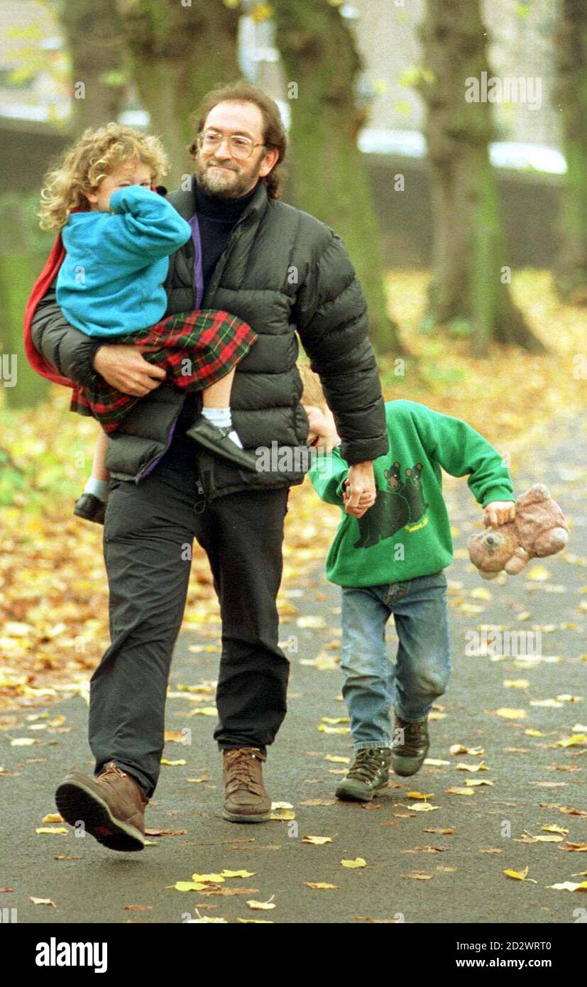 Jim Ballard, il marito dell'arrampicatore Alison Hargreaves, che è stato ucciso il K2 questa estate, arriva alla chiesa di San Pietro nel suo villaggio natale di Belper, Derbyshire, con i loro due figli Katie Ballard e Tom Ballard, per il servizio commemorativo di oggi (lunedì). Vedi PA Story FUNERALE Hargreaves. Foto di Doug Marke. Foto Stock