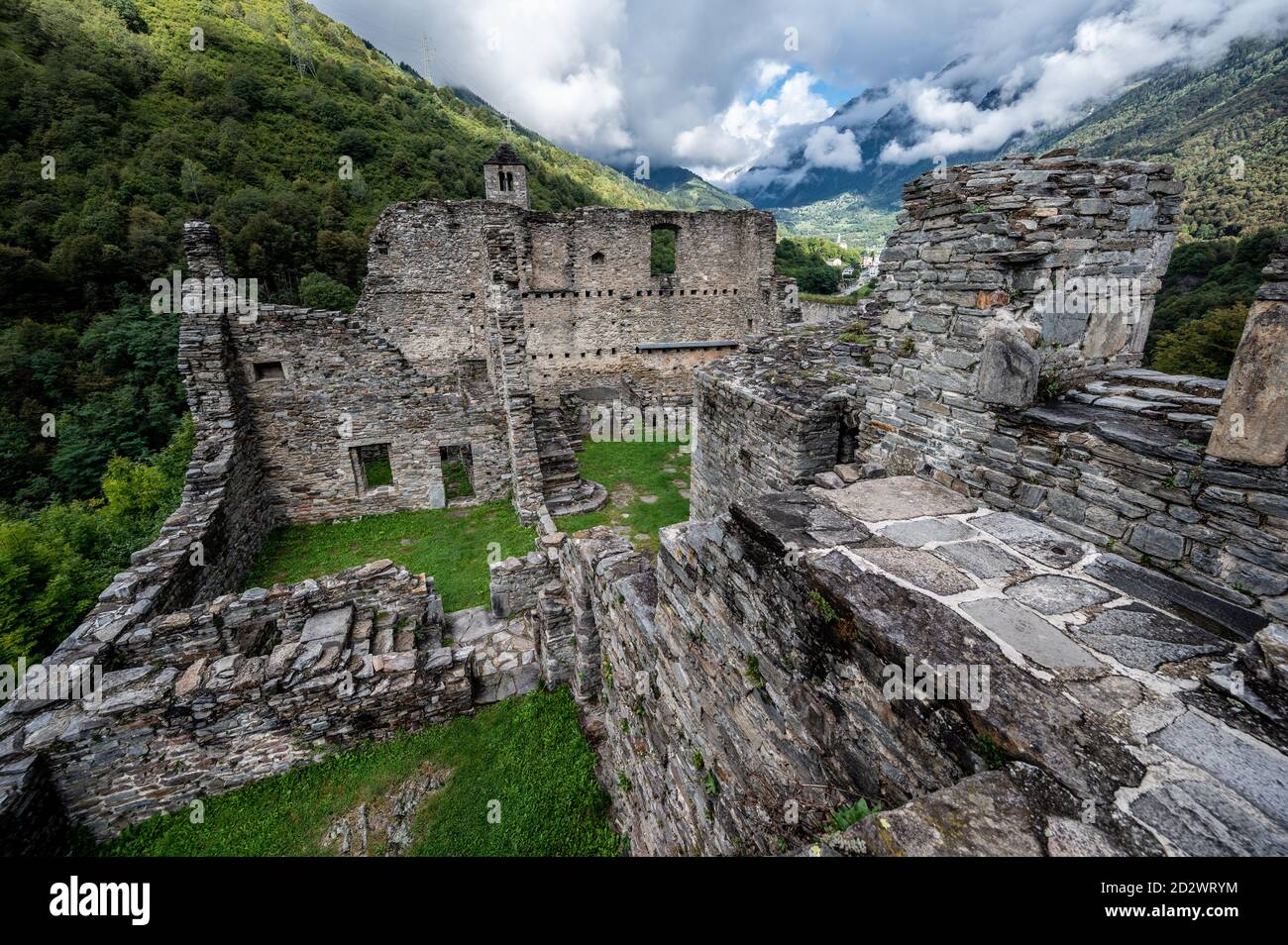 Le fondamenta del Castello Mesocco furono gettate per la prima volta nel XII secolo. E' uno dei castelli più grandi del Cantone Svizzero Foto Stock