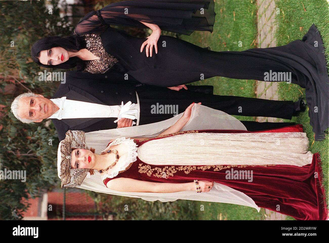 L'attore Christopher Lee, meglio conosciuto per la sua rappresentazione di Dracula nei film Hammer Horror, con due Signore 'ghoulish', Tina (a sinistra) e Mercy (come Morticia), a Londra oggi (Giovedi), per l'apertura dell'Emporium Angels & Bermans Fancy Dress, in tempo per Hallowe'en. Foto Stock