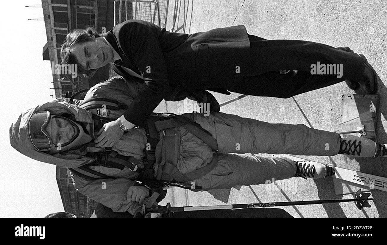 Rober Mear fa parte della 'sulle orme di Scott, spedizione Antartica 1984-86.' Più tardi, Mear, un veterano del British Antartic Survey Team, si è impantanato contro il rivale norvegese Borge Ousland nella speranza di diventare la prima persona a camminare da sola attraverso l'Antartico. Viaggiando senza l'aiuto di un team di backup, MR. Mear ha pianificato di utilizzare un aquilone gigante per trascinarlo un decimo del trekking di 1,700 miglia attraverso la natura selvaggia ghiacciata quando ha deciso di avventurarsi per 100 giorni. Foto Stock