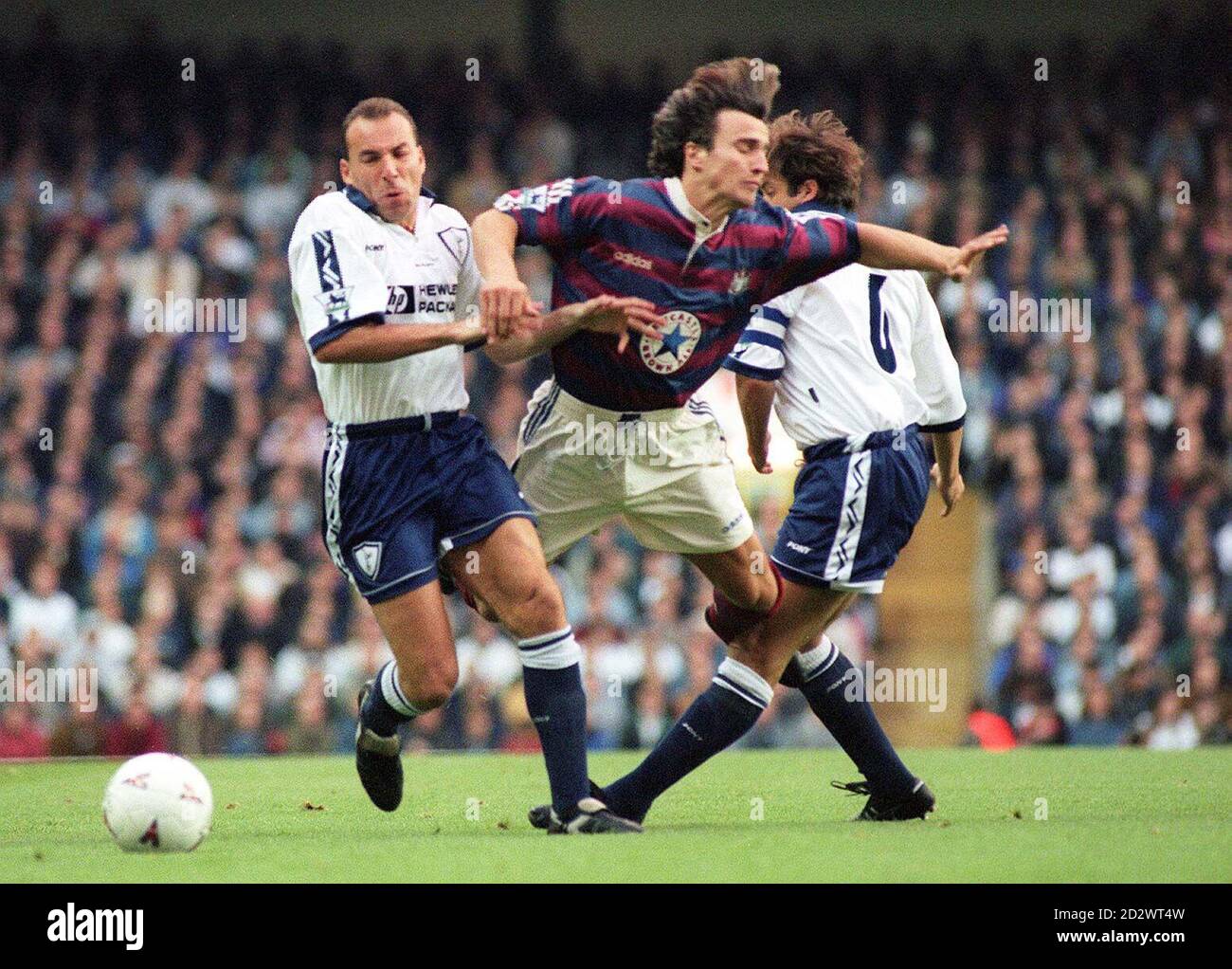 David Ginola di Newcastle (al centro) è fermato da Ronny Rosenthal (a sinistra) e Gary Mabbutt di Tottenham Hotspurs durante la loro partita di Premiereship League a White Hart Lane. Foto Stock