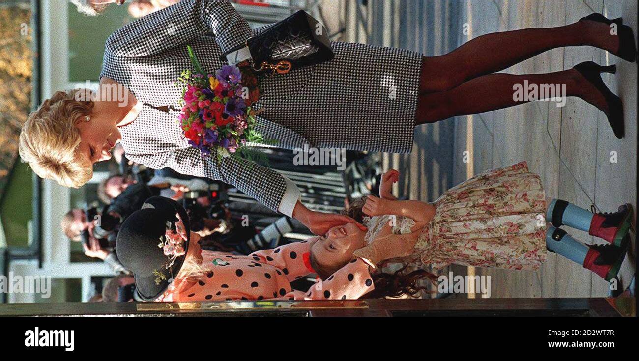 La principessa del Galles riceve un bouquet di fiori da Harriet Jackson, di quattro anni, da Lichfield, staff, durante la sua visita a Birmingham, dove ha aperto oggi il National Institute of Conductive Education. Foto Stock